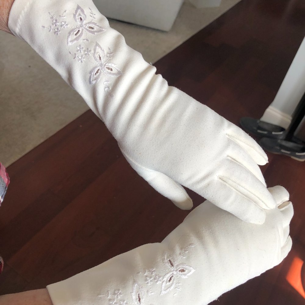 VINTAGE WHITE GLOVES